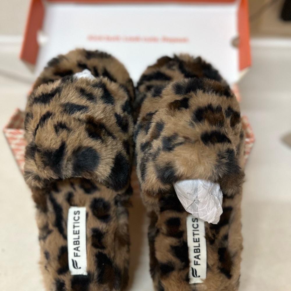 FABLETICS  FUR SLIPPER LEOPARD PRINT WOMEN SIZE 7